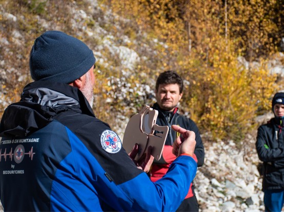 Les gestes qui sauvent en montagne et milieux isolés